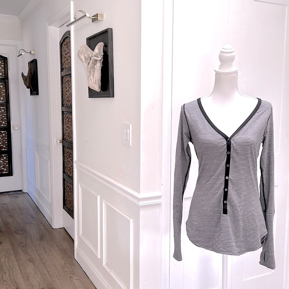 Lululemon Womens Stripe V Neck Long Sleeve Top Size 8 Gray Black Thumbholes Yoga